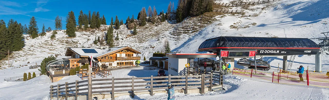 Verschneite OchsAlm direkt an der Skipiste im Winter