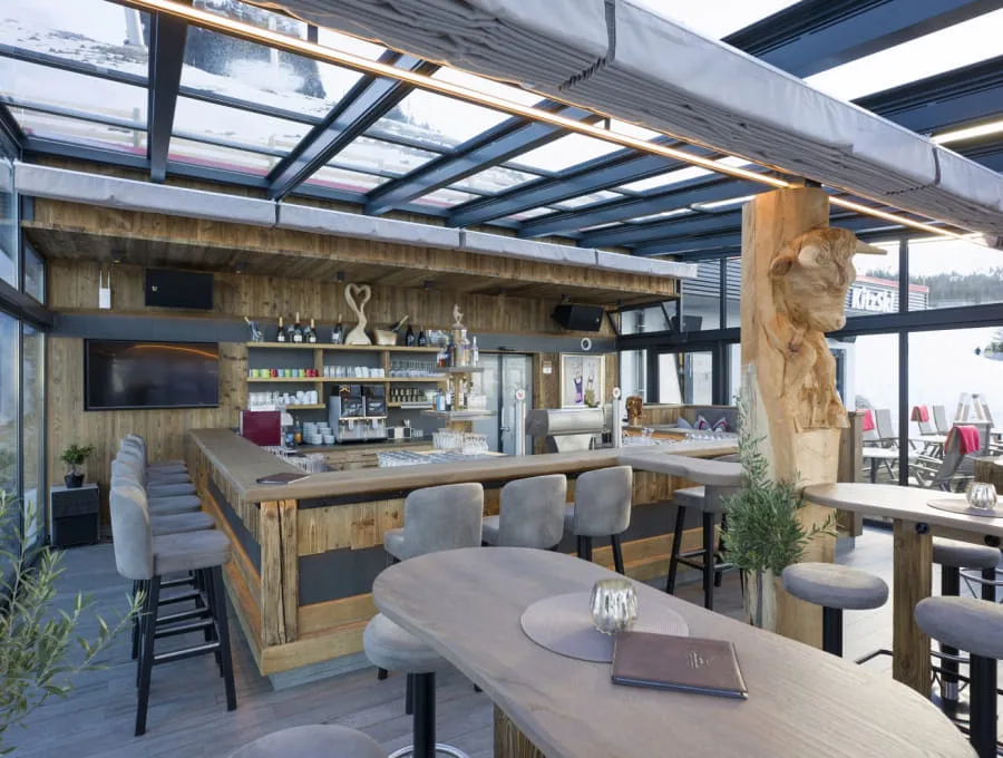 s'Ochsal – Café·Bar aus warmem Altholz