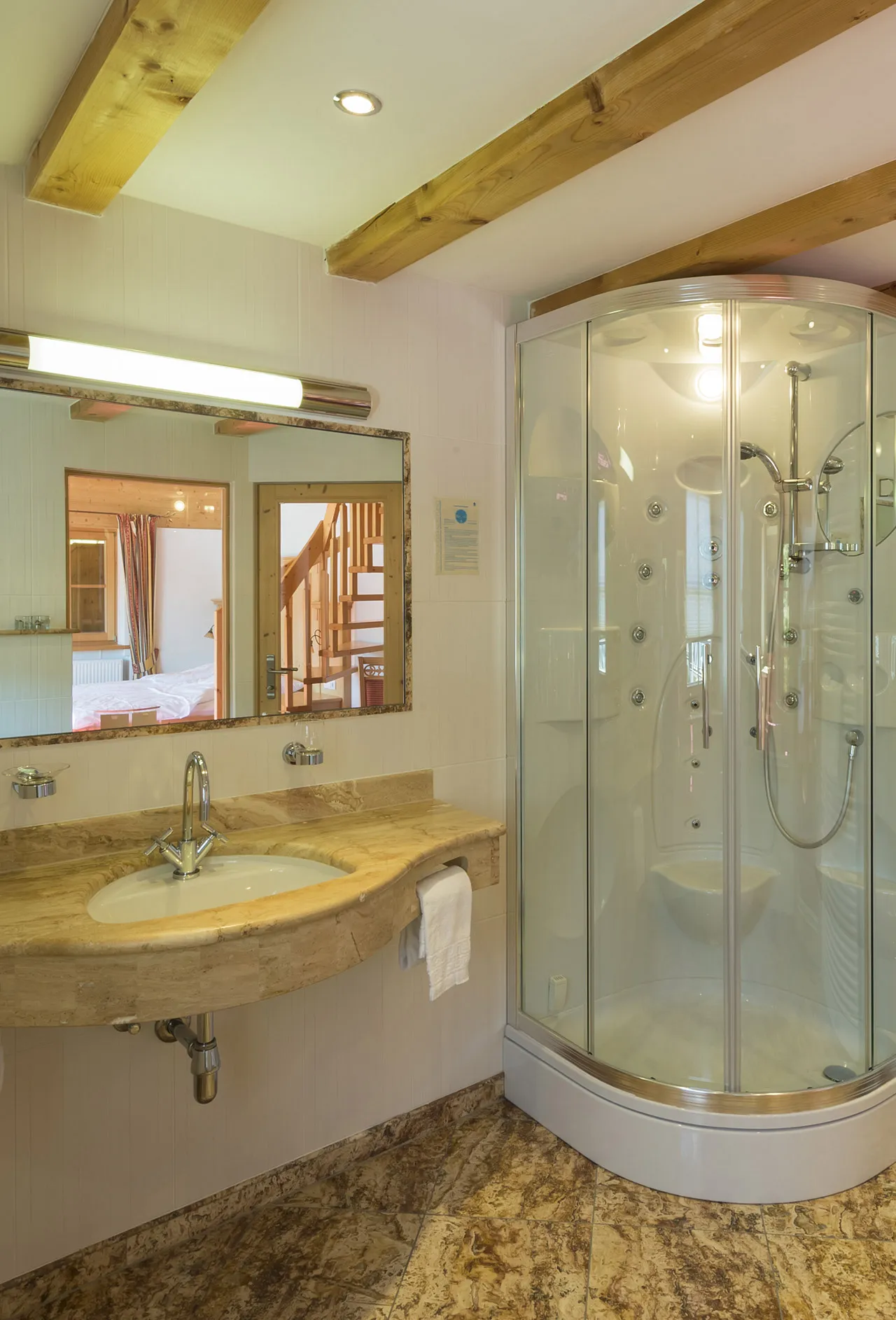 Modernes Badezimmer der Suite Mountain in der OchsAlm