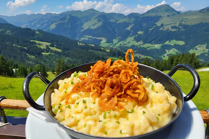 Ochsalm-Pfandl mit Tiroler Spezialitäten auf der Sonnenterrasse